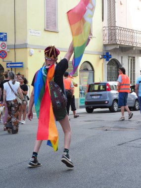 Cremona Pride, bir gökkuşağı şehri. Sokaklar, LGBTQIA toplumunun haklarını almaya adanmış bir günü kutlayan insanlarla doluydu..