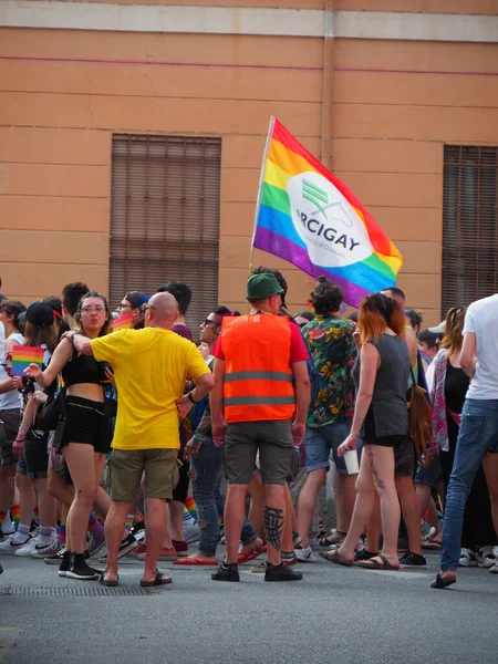 Cremona Pride Tęczowe Miasto Ulice Pełne Ludzi Świętujących Dniu Poświęconym — Zdjęcie stockowe