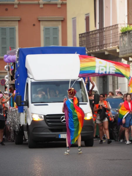 Cremona Pride, bir gökkuşağı şehri. Sokaklar, LGBTQIA toplumunun haklarını almaya adanmış bir günü kutlayan insanlarla doluydu..