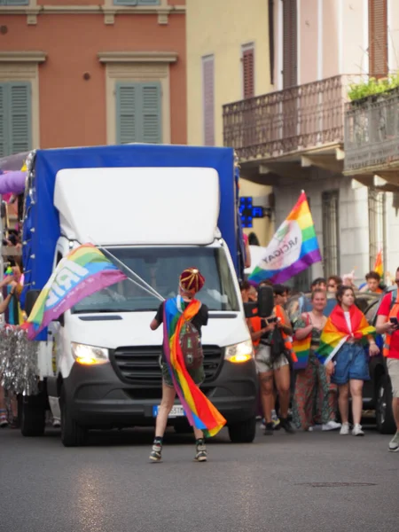 Cremona Pride, bir gökkuşağı şehri. Sokaklar, LGBTQIA toplumunun haklarını almaya adanmış bir günü kutlayan insanlarla doluydu..
