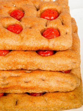 Stüdyoda izole edilmiş domatesli organik İtalyan buğday lapası.