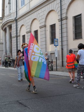 Cremona Pride, bir gökkuşağı şehri. Sokaklar, LGBTQIA toplumunun haklarını almaya adanmış bir günü kutlayan insanlarla doluydu..