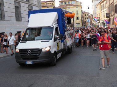 Cremona Pride, bir gökkuşağı şehri. Sokaklar, LGBTQIA toplumunun haklarını almaya adanmış bir günü kutlayan insanlarla doluydu..