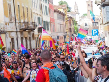 Cremona Pride, bir gökkuşağı şehri. Sokaklar, LGBTQIA toplumunun haklarını almaya adanmış bir günü kutlayan insanlarla doluydu..