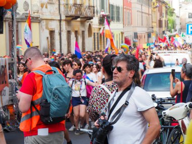 Cremona Pride, bir gökkuşağı şehri. Sokaklar, LGBTQIA toplumunun haklarını almaya adanmış bir günü kutlayan insanlarla doluydu..