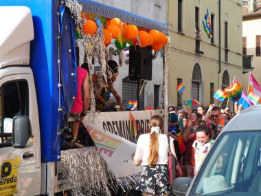 Cremona Pride, bir gökkuşağı şehri. Sokaklar, LGBTQIA toplumunun haklarını almaya adanmış bir günü kutlayan insanlarla doluydu..