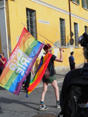 Cremona Pride, bir gökkuşağı şehri. Sokaklar, LGBTQIA toplumunun haklarını almaya adanmış bir günü kutlayan insanlarla doluydu..