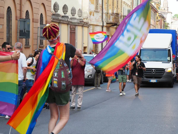 Cremona Pride彩虹之城街上挤满了庆祝男女同性恋 双性恋 变性者 两性人和两性人群体权利日的人 — 图库照片