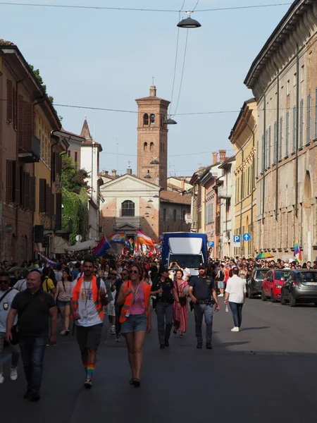 Cremona Pride Uma Cidade Arco Íris Ruas Repletas Pessoas Comemorando — Fotografia de Stock