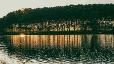 Emilia Romagna, İtalya 'da Po nehrinde gün batımı