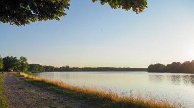 Emilia Romagna, İtalya 'da Po nehrinde gün batımı
