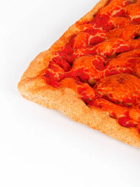 Italiano Pan Plano Orgánico Trigo Integral Focaccia Con Tomates Aislados — Foto de Stock