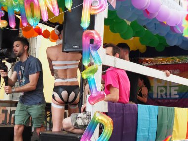 Cremona Pride, bir gökkuşağı şehri. Sokaklar, LGBTQIA toplumunun haklarını almaya adanmış bir günü kutlayan insanlarla doluydu..