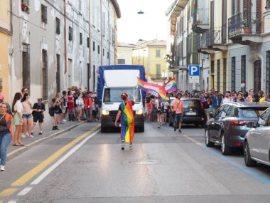Cremona Pride, bir gökkuşağı şehri. Sokaklar, LGBTQIA toplumunun haklarını almaya adanmış bir günü kutlayan insanlarla doluydu..
