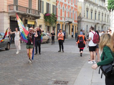 Cremona Pride, bir gökkuşağı şehri. Sokaklar, LGBTQIA toplumunun haklarını almaya adanmış bir günü kutlayan insanlarla doluydu..