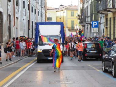 Cremona Pride, bir gökkuşağı şehri. Sokaklar, LGBTQIA toplumunun haklarını almaya adanmış bir günü kutlayan insanlarla doluydu..