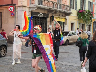 Cremona Pride, bir gökkuşağı şehri. Sokaklar, LGBTQIA toplumunun haklarını almaya adanmış bir günü kutlayan insanlarla doluydu..