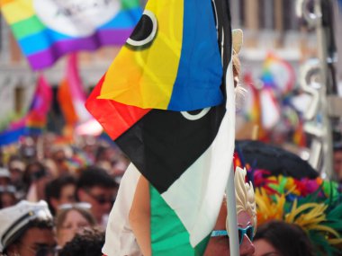 Cremona Pride, bir gökkuşağı şehri. Sokaklar, LGBTQIA toplumunun haklarını almaya adanmış bir günü kutlayan insanlarla doluydu..