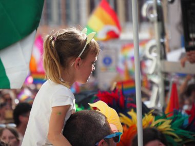 Cremona Pride, bir gökkuşağı şehri. Sokaklar, LGBTQIA toplumunun haklarını almaya adanmış bir günü kutlayan insanlarla doluydu..