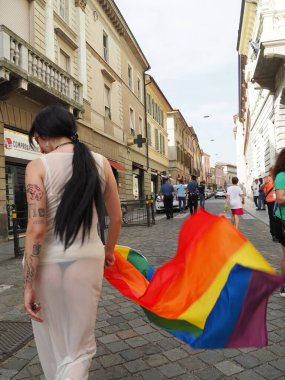 Cremona Pride, bir gökkuşağı şehri. Sokaklar, LGBTQIA toplumunun haklarını almaya adanmış bir günü kutlayan insanlarla doluydu..