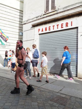 Cremona Pride, bir gökkuşağı şehri. Sokaklar, LGBTQIA toplumunun haklarını almaya adanmış bir günü kutlayan insanlarla doluydu..