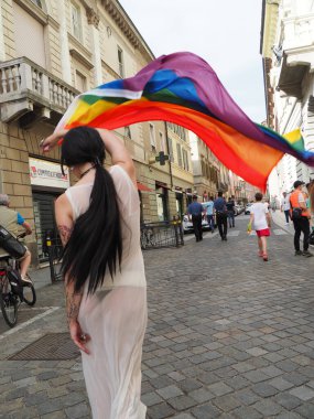 Cremona Pride, bir gökkuşağı şehri. Sokaklar, LGBTQIA toplumunun haklarını almaya adanmış bir günü kutlayan insanlarla doluydu..