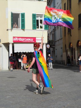 Cremona Pride, bir gökkuşağı şehri. Sokaklar, LGBTQIA toplumunun haklarını almaya adanmış bir günü kutlayan insanlarla doluydu..