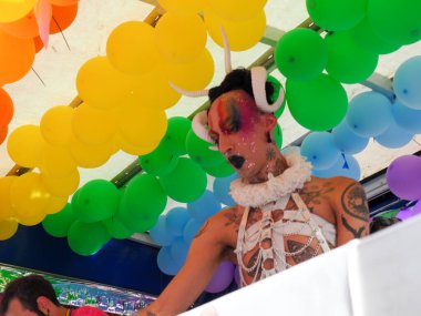 Cremona Pride, bir gökkuşağı şehri. Sokaklar, LGBTQIA toplumunun haklarını almaya adanmış bir günü kutlayan insanlarla doluydu..