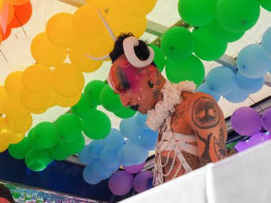 Cremona Pride, bir gökkuşağı şehri. Sokaklar, LGBTQIA toplumunun haklarını almaya adanmış bir günü kutlayan insanlarla doluydu..