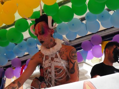 Cremona Pride, bir gökkuşağı şehri. Sokaklar, LGBTQIA toplumunun haklarını almaya adanmış bir günü kutlayan insanlarla doluydu..