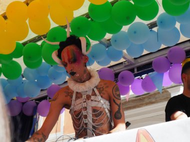 Cremona Pride, bir gökkuşağı şehri. Sokaklar, LGBTQIA toplumunun haklarını almaya adanmış bir günü kutlayan insanlarla doluydu..