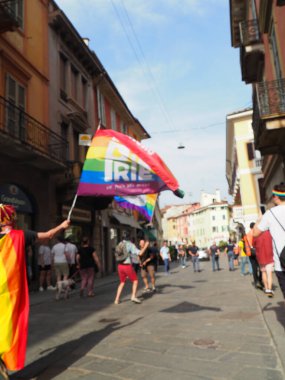 Cremona Pride, bir gökkuşağı şehri. Sokaklar, LGBTQIA toplumunun haklarını almaya adanmış bir günü kutlayan insanlarla doluydu..