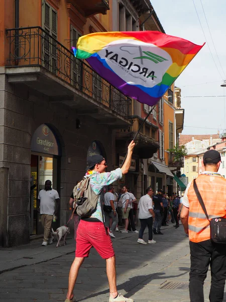 Cremona Pride彩虹之城街上挤满了庆祝男女同性恋 双性恋 变性者 两性人和两性人群体权利日的人 — 图库照片