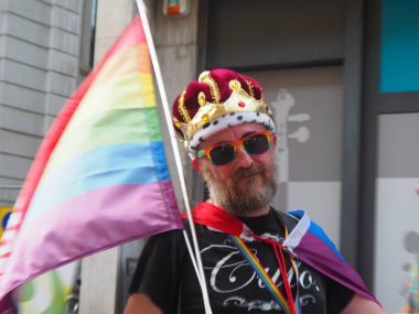 Cremona Pride, bir gökkuşağı şehri. Sokaklar, LGBTQIA toplumunun haklarını almaya adanmış bir günü kutlayan insanlarla doluydu..