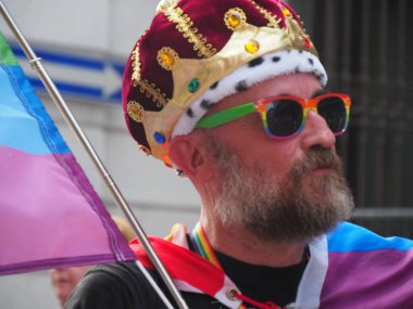 Cremona Pride, bir gökkuşağı şehri. Sokaklar, LGBTQIA toplumunun haklarını almaya adanmış bir günü kutlayan insanlarla doluydu..