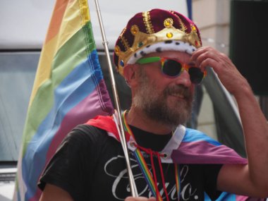 Cremona Pride, bir gökkuşağı şehri. Sokaklar, LGBTQIA toplumunun haklarını almaya adanmış bir günü kutlayan insanlarla doluydu..