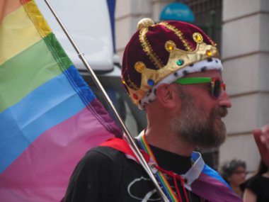 Cremona Pride, bir gökkuşağı şehri. Sokaklar, LGBTQIA toplumunun haklarını almaya adanmış bir günü kutlayan insanlarla doluydu..