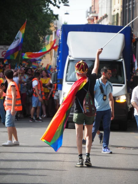 Cremona Pride彩虹之城街上挤满了庆祝男女同性恋 双性恋 变性者 两性人和两性人群体权利日的人 — 图库照片