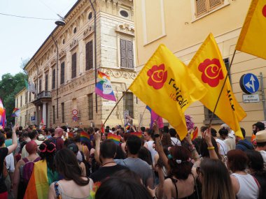 Cremona Pride, bir gökkuşağı şehri. Sokaklar, LGBTQIA toplumunun haklarını almaya adanmış bir günü kutlayan insanlarla doluydu..