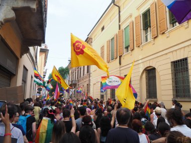 Cremona Pride, bir gökkuşağı şehri. Sokaklar, LGBTQIA toplumunun haklarını almaya adanmış bir günü kutlayan insanlarla doluydu..