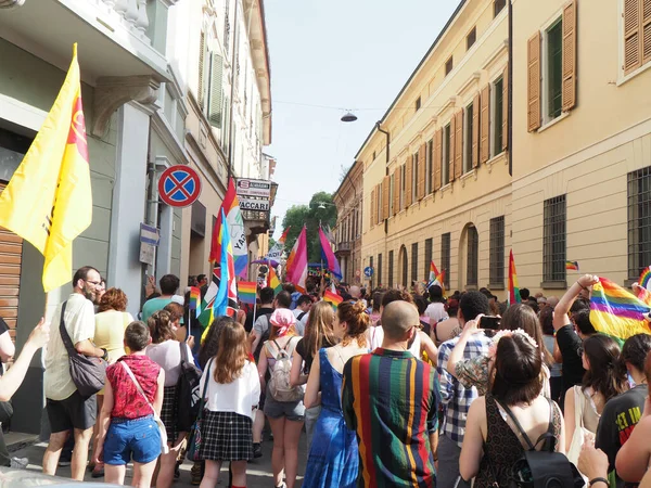 Cremona Pride, bir gökkuşağı şehri. Sokaklar, LGBTQIA toplumunun haklarını almaya adanmış bir günü kutlayan insanlarla doluydu..