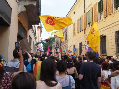 Cremona Pride, bir gökkuşağı şehri. Sokaklar, LGBTQIA toplumunun haklarını almaya adanmış bir günü kutlayan insanlarla doluydu..