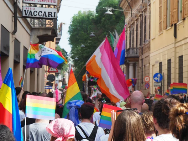 Cremona Pride彩虹之城街上挤满了庆祝男女同性恋 双性恋 变性者 两性人和两性人群体权利日的人 — 图库照片