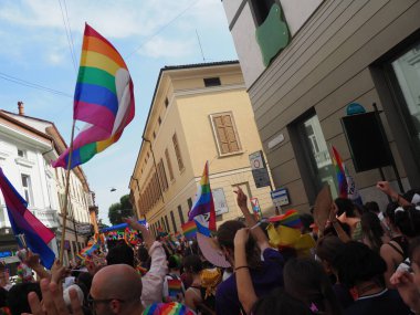 Cremona Pride, bir gökkuşağı şehri. Sokaklar, LGBTQIA toplumunun haklarını almaya adanmış bir günü kutlayan insanlarla doluydu..