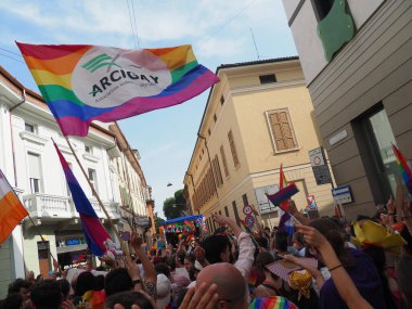 Cremona Pride, bir gökkuşağı şehri. Sokaklar, LGBTQIA toplumunun haklarını almaya adanmış bir günü kutlayan insanlarla doluydu..