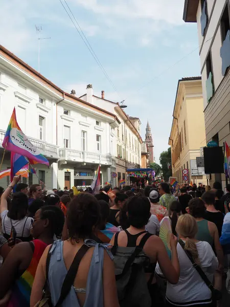 Cremona Pride, bir gökkuşağı şehri. Sokaklar, LGBTQIA toplumunun haklarını almaya adanmış bir günü kutlayan insanlarla doluydu..