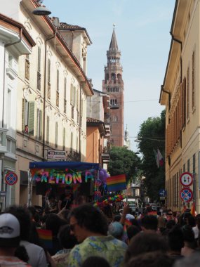 Cremona Pride, bir gökkuşağı şehri. Sokaklar, LGBTQIA toplumunun haklarını almaya adanmış bir günü kutlayan insanlarla doluydu..