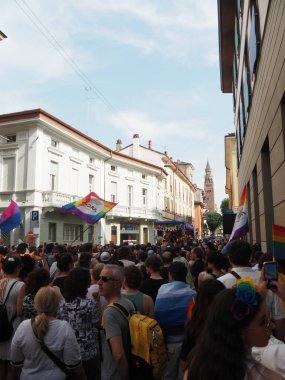 Cremona Pride, bir gökkuşağı şehri. Sokaklar, LGBTQIA toplumunun haklarını almaya adanmış bir günü kutlayan insanlarla doluydu..