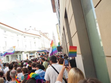 Cremona Pride, bir gökkuşağı şehri. Sokaklar, LGBTQIA toplumunun haklarını almaya adanmış bir günü kutlayan insanlarla doluydu..