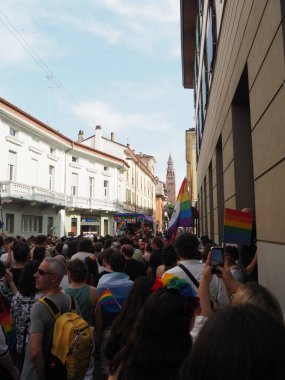 Cremona Pride, bir gökkuşağı şehri. Sokaklar, LGBTQIA toplumunun haklarını almaya adanmış bir günü kutlayan insanlarla doluydu..